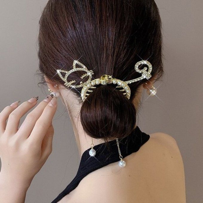 Pince pour chignon chat strass et perles.