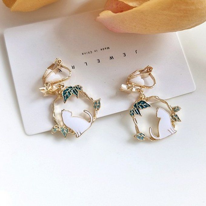 Boucles d'oreille chat blanc dans les feuilles clip ou bouton