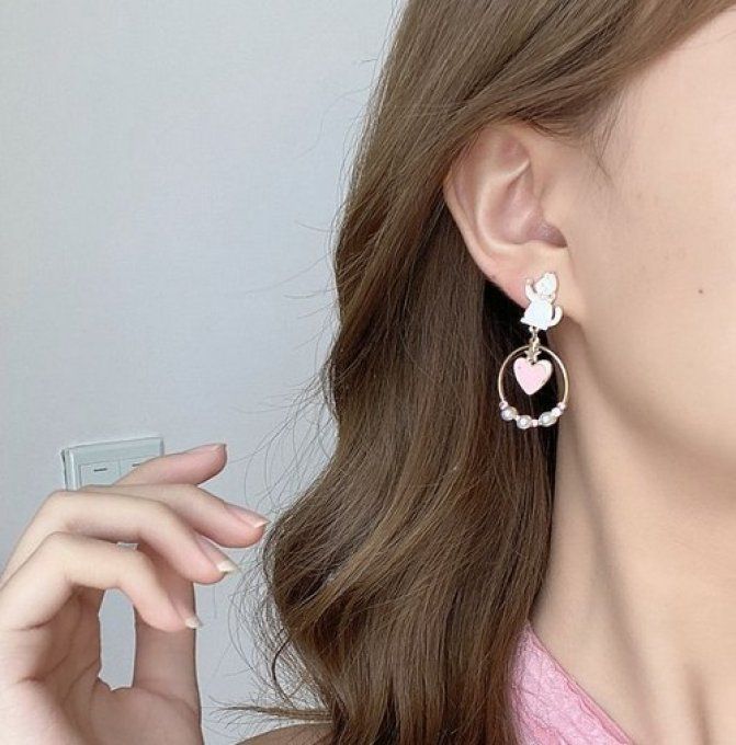 Boucles d'oreille chat blanc et coeur rose.