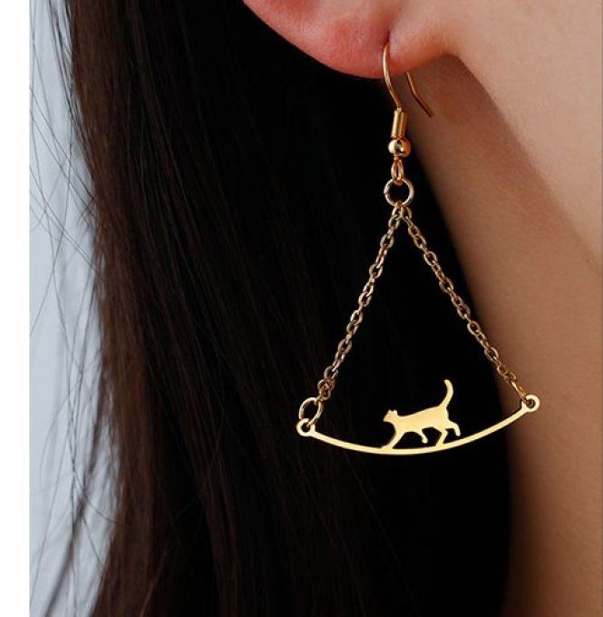 Boucles d'oreilles  l'équilibre du chat.