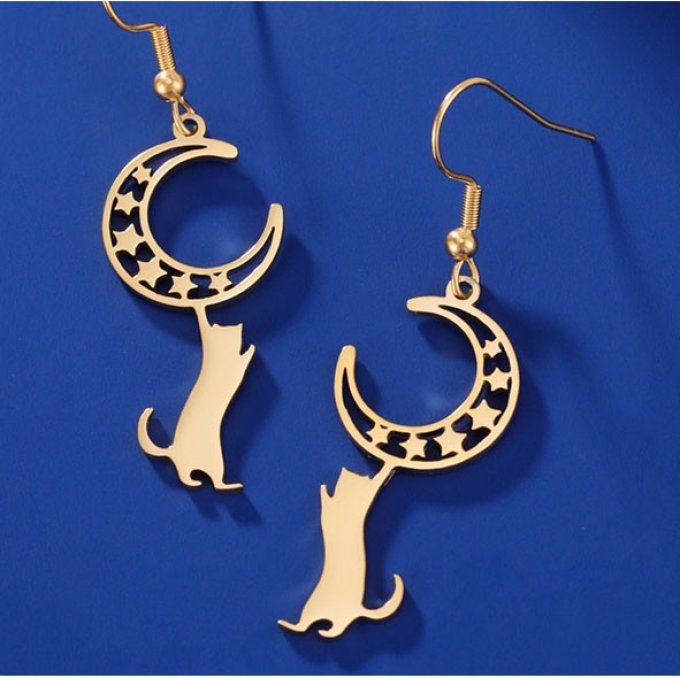 Boucles d'oreille un chat s'accroche à la lune.