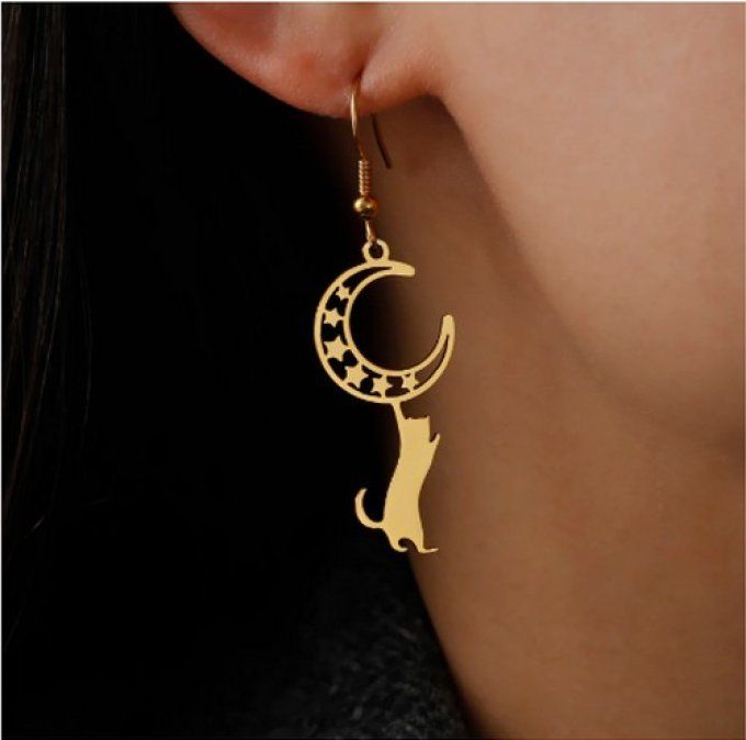 Boucles d'oreille un chat s'accroche à la lune.