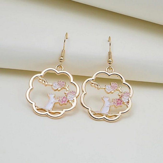 Boucles d'oreille chat blanc dans le cerisier .