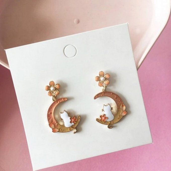Boucles d'oreille chat blanc dans la lune.