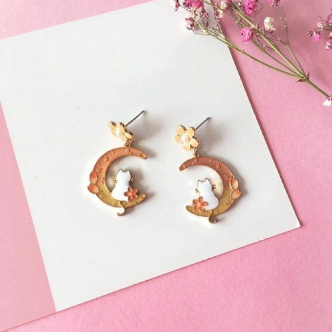 Boucles d'oreille chat blanc dans la lune.