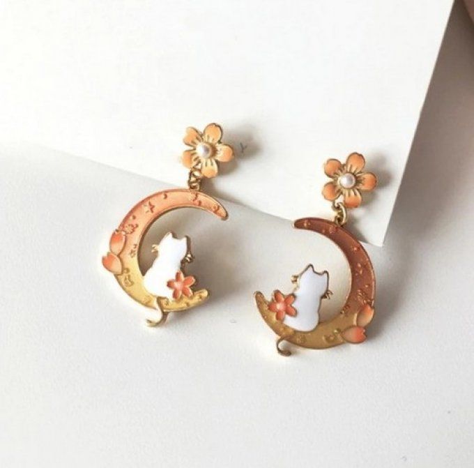 Boucles d'oreille chat blanc dans la lune.