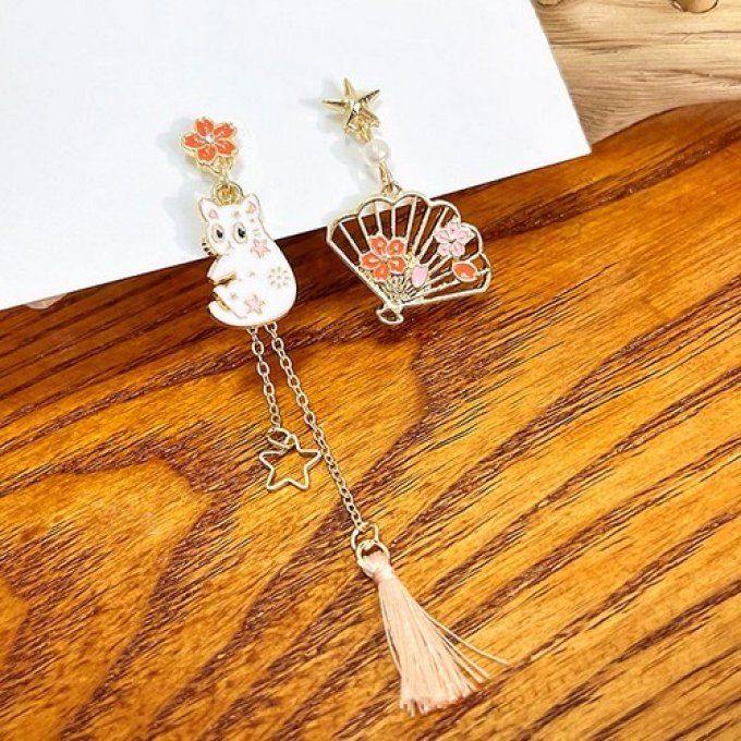 Boucles d'oreille chat blanc et éventail.