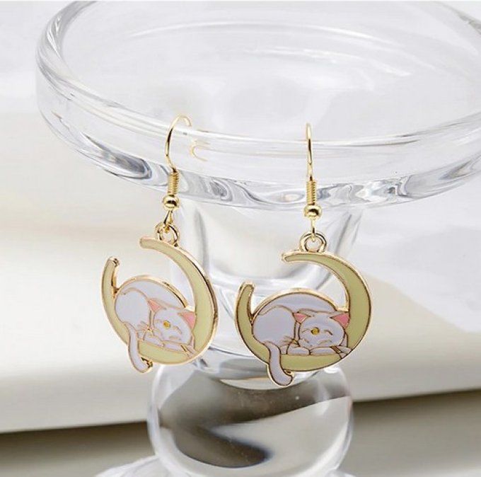 Boucles d'oreille chat endormi dans la lune