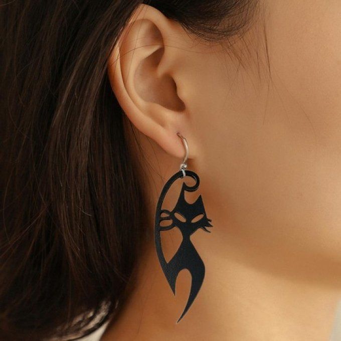 Boucles d'oreille chat noir maléfique.