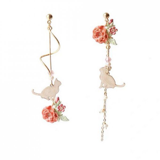 Boucles d'oreille chat dans les roses