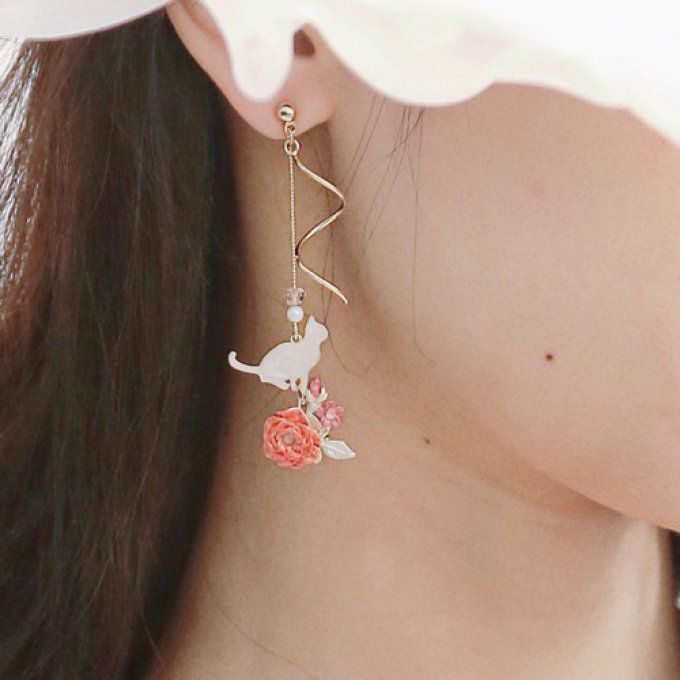 Boucles d'oreille chat dans les roses