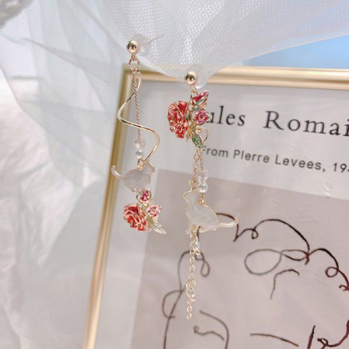 Boucles d'oreille chat dans les roses