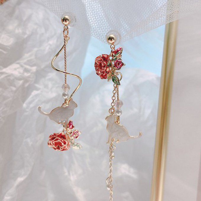 Boucles d'oreille chat dans les roses