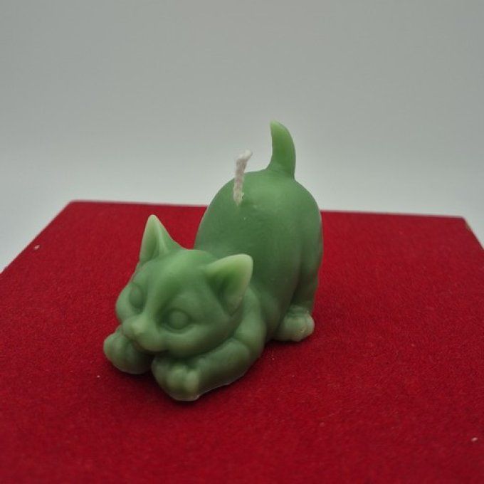 Bougie petit chat couché.