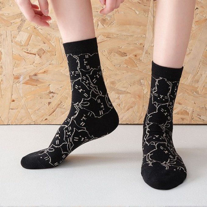 Chaussettes chats graphiques noires ou blanches.