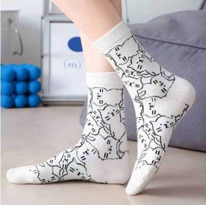 Chaussettes chats graphiques noires ou blanches.