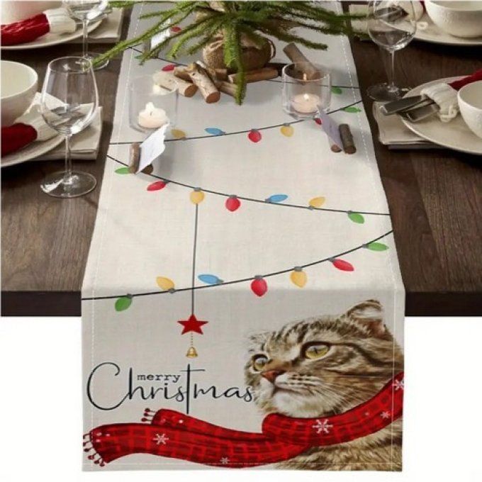 Chemin de table chat tigré et sa guirlande de noel colorée.