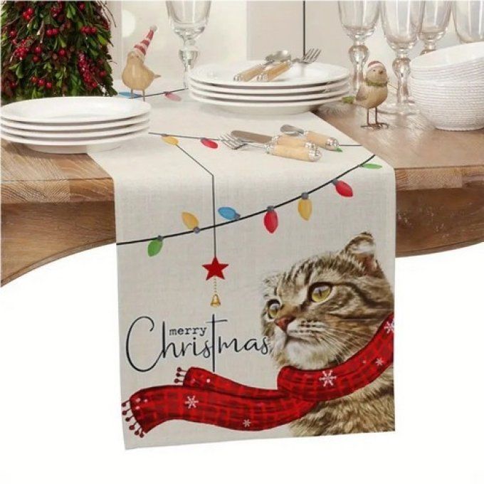 Chemin de table chat tigré et sa guirlande de noel colorée.