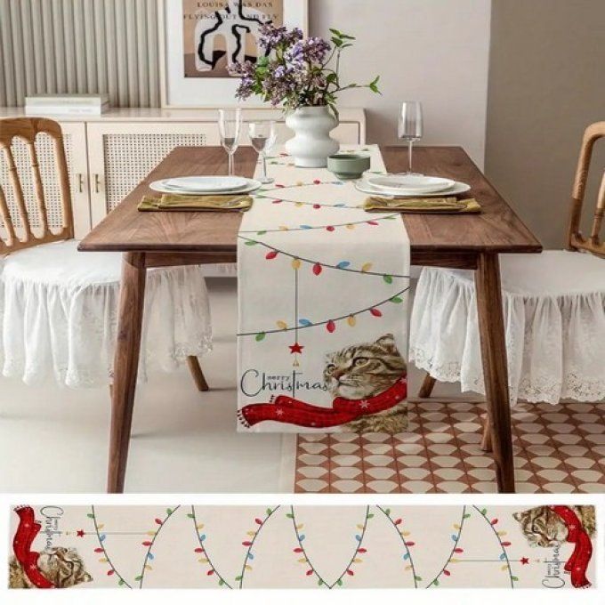 Chemin de table chat tigré et sa guirlande de noel colorée.