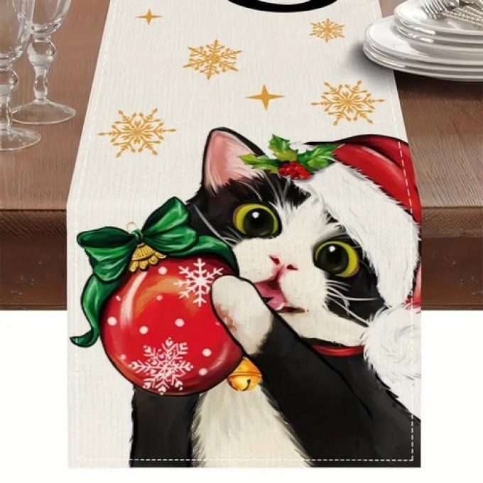 Chemin de table chat et sa boule rouge de noel.