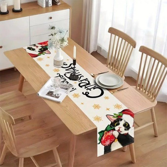 Chemin de table chat et sa boule rouge de noel.