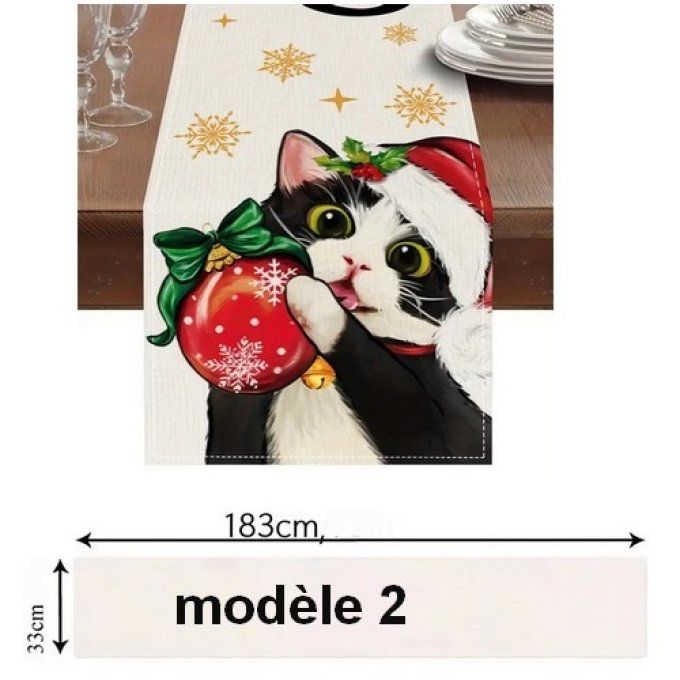 Chemin de table chat et sa boule rouge de noel.