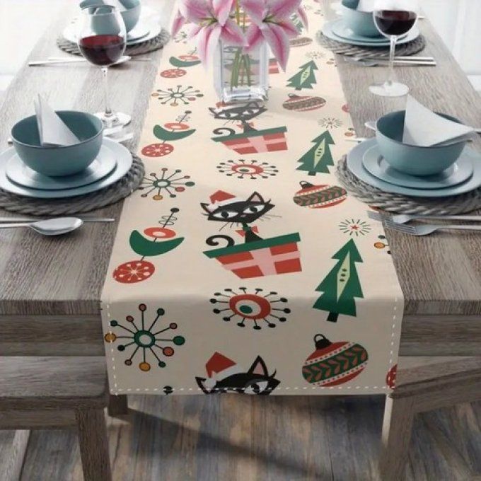 Chemin de table chat noir et sa cascade de décorations de noel.