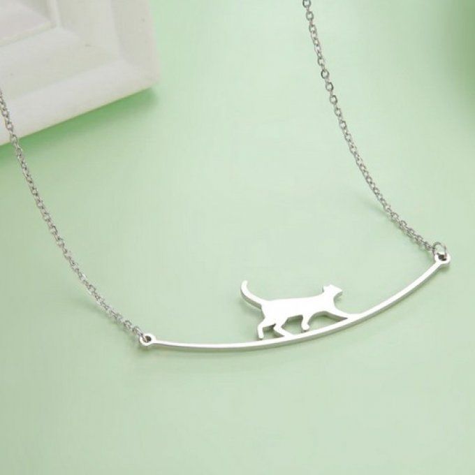 Collier chat sur son fil