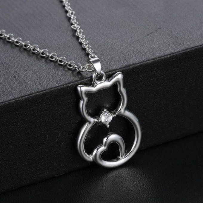 Collier silhouette de chat argenté