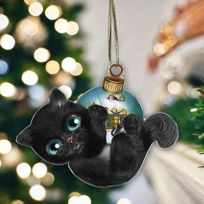 Décoration de noël chat accroché à sa boule.