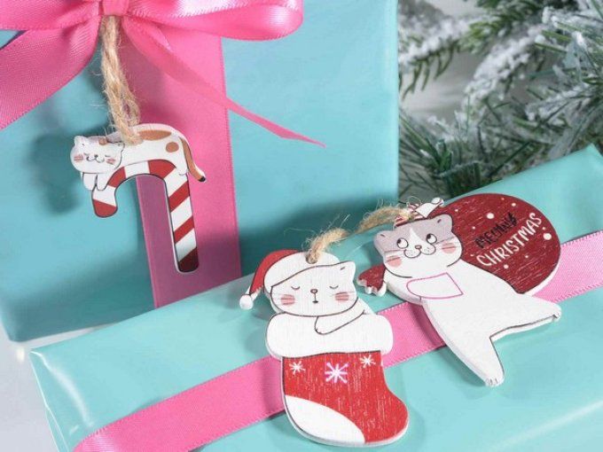 Petit chat de noël rouge et blanc en bois divers modèles.