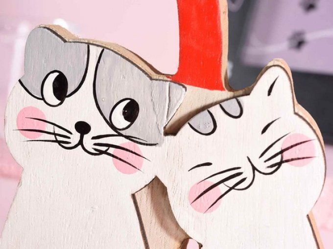 Couple de chatons amoureux en bois à poser.