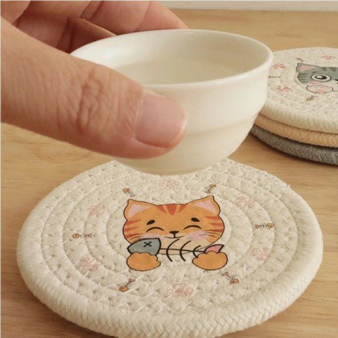 Sous-tasse motif chat isolant en coton tissé.