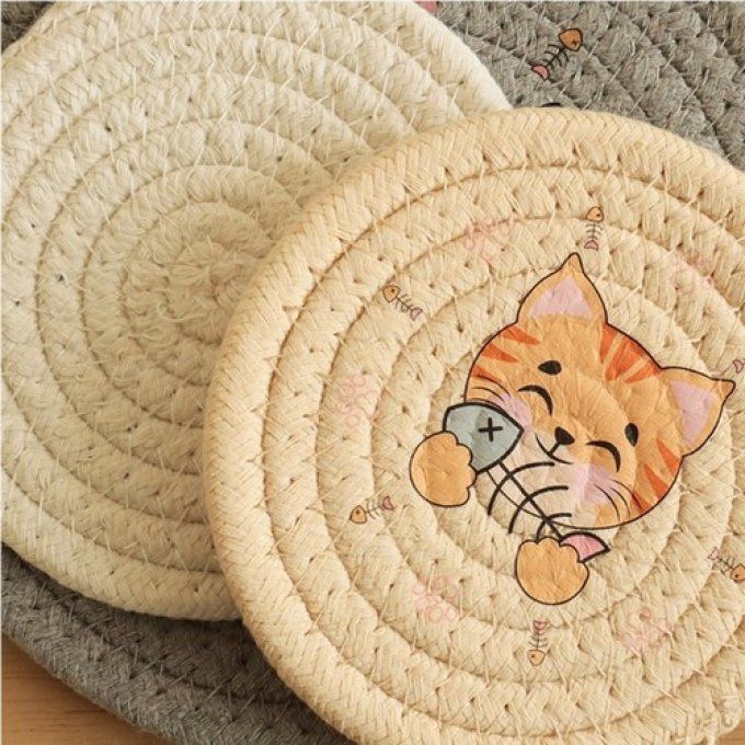 Sous-tasse motif chat isolant en coton tissé.