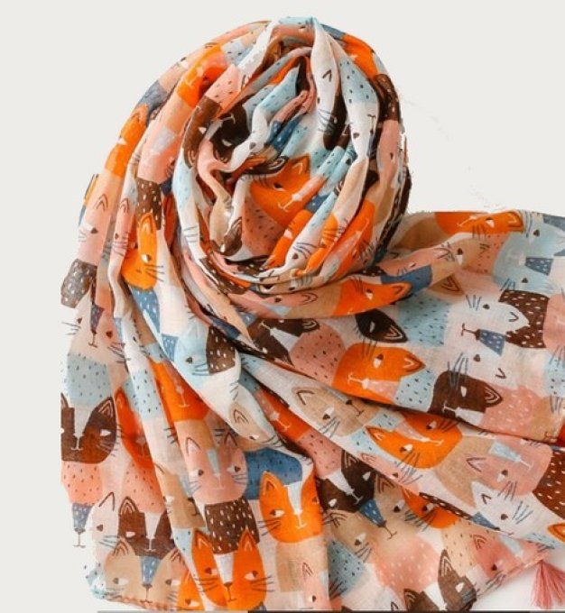 Foulard chats à pompons .