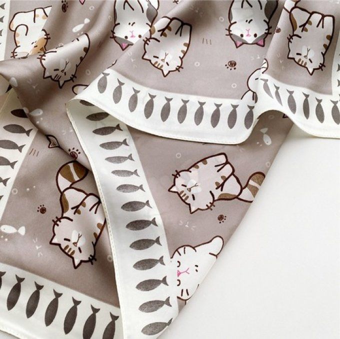 Foulard chatons assis et poissons
