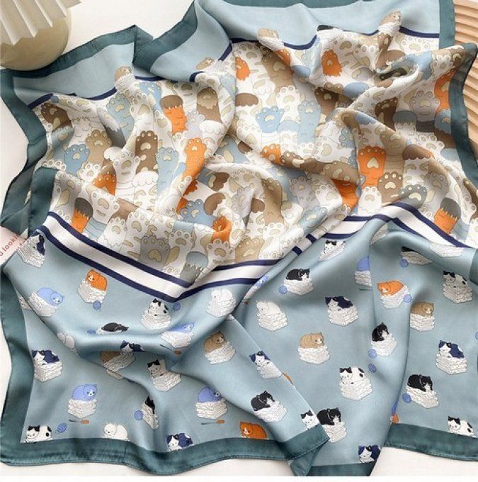 Foulard chats et pattes multiples