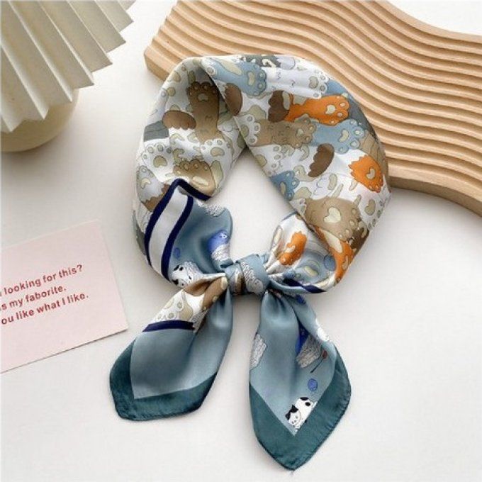 Foulard chats et pattes multiples