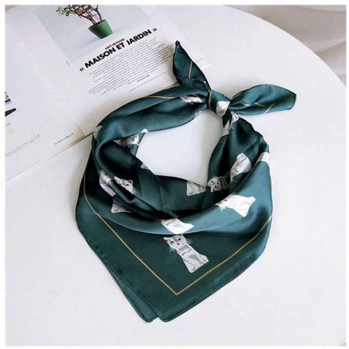 Foulard petits chats blancs