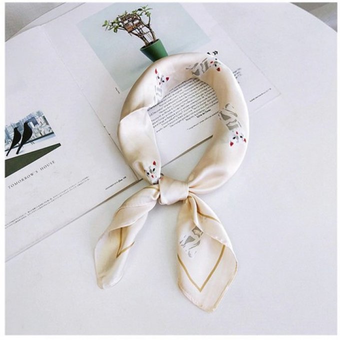 Foulard petits chats blancs