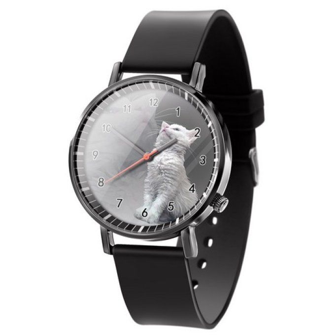 Montre chat gris avec bracelet noir.