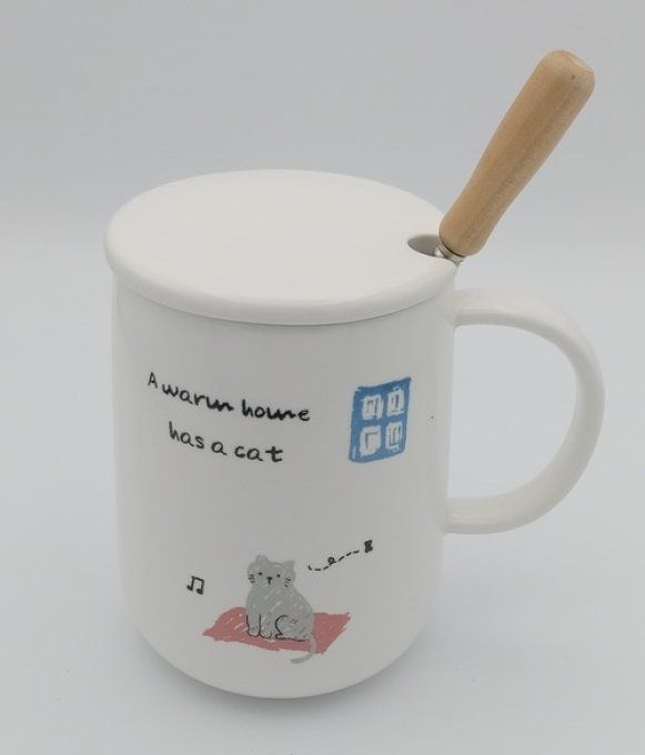 Tasse blanche avec dessin chat et sa cuillère en bois.