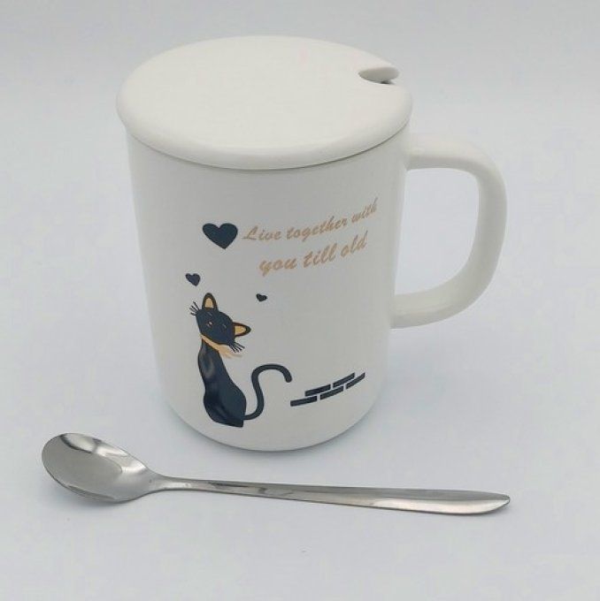 Tasse chat noir ou blanc assis et sa cuillère.