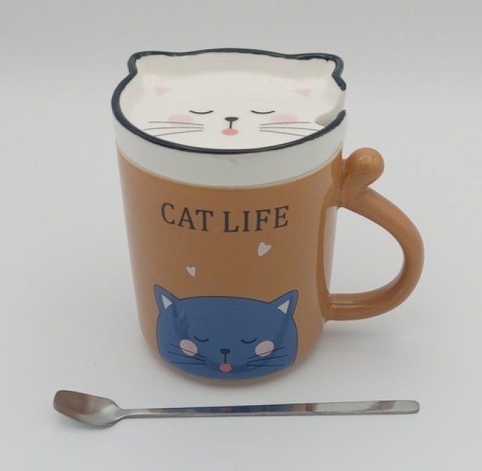 Tasse et son couvercle en tête de chat et sa cuillère.