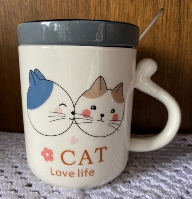 Tasse et son couvercle en tête de chat et sa cuillère.