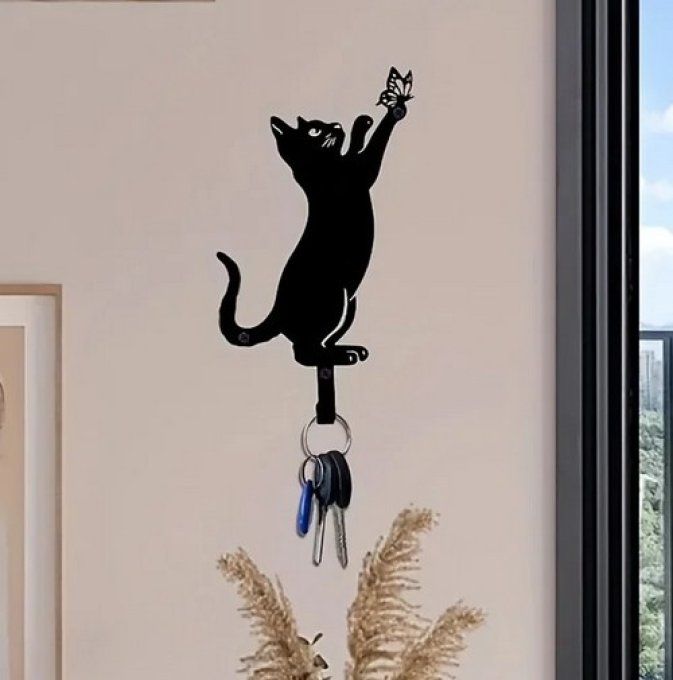 Crochet mural chat noir au papillon