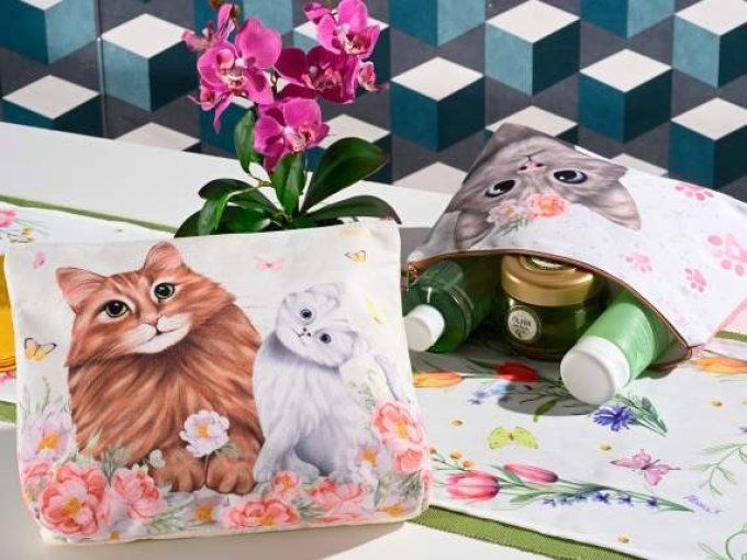 Pochette en tissu doux avec fermeture zippée et imprimé chat .