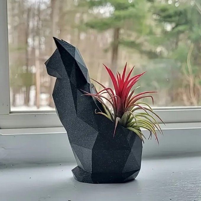 Pot à plantes chat noir assis 