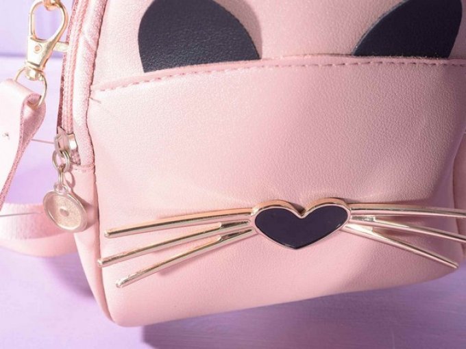 Petit sac à main tête de chat nez en coeur.