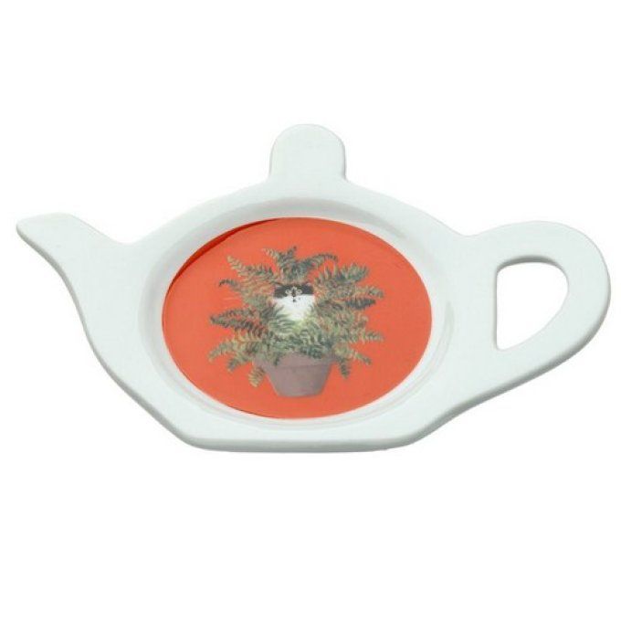Soucoupe repose sachet de thé chat dans les plantes.